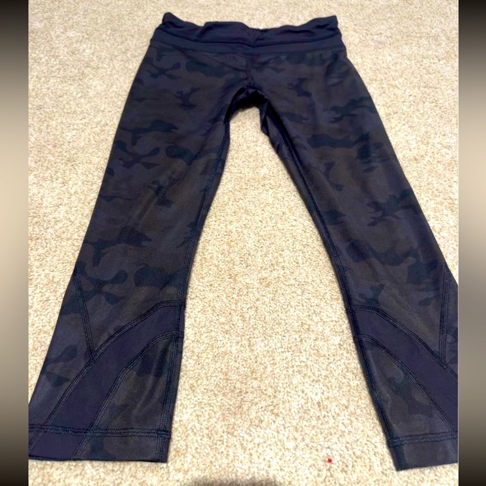 Lululemon camo crop leggings sz 4